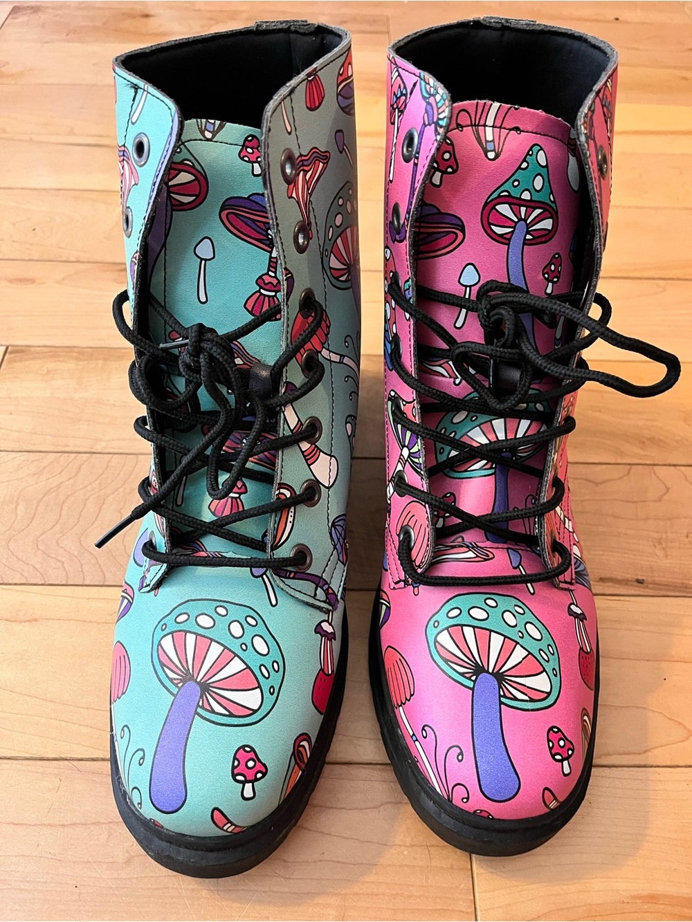 offbeat Sweetie Mismatched Mushrooms Boots lace up combat style green pink sz 10 - Picture 2 of 8